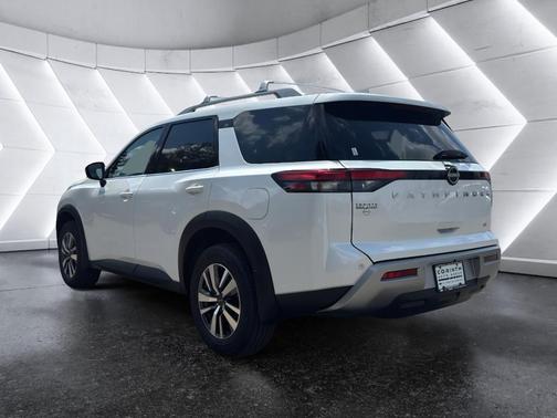 2025 Nissan Pathfinder SL FWD