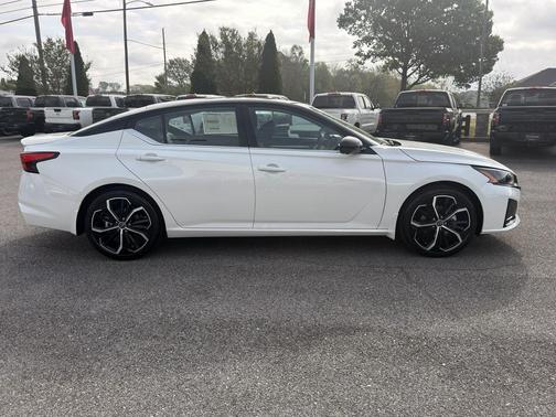 Pearl White Tricoat 2026 Nissan Altima SR FWD