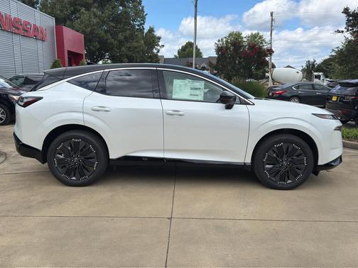 Everest White Pearl Tricoat/Super Black 2026 Nissan Murano Platinum