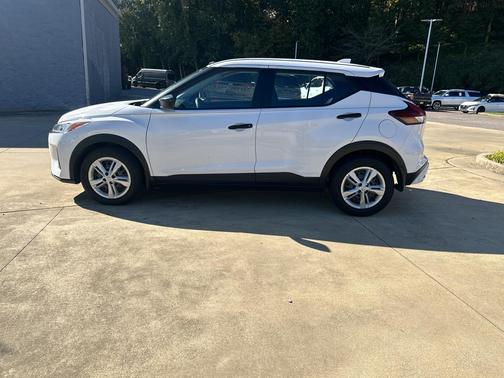 2023 Nissan Kicks S