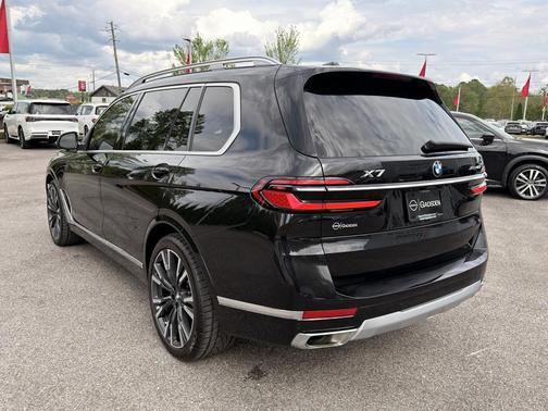 Black Sapphire Metallic 2024 BMW X7 xDrive40i