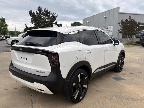 Aspen White Tricoat 2025 Nissan Kicks SR
