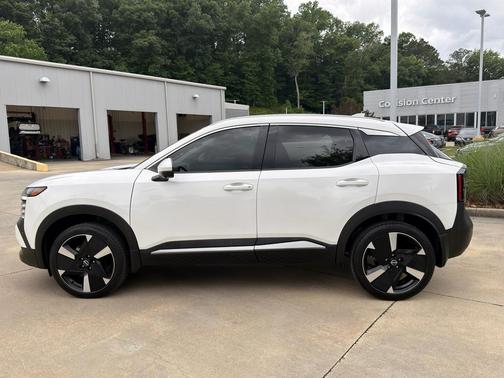 Aspen White Tricoat 2025 Nissan Kicks SR