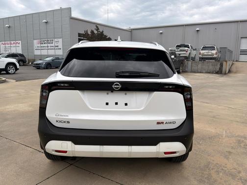Aspen White Tricoat 2025 Nissan Kicks SR