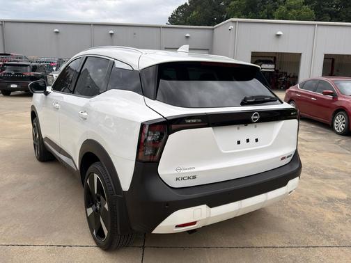 Aspen White Tricoat 2025 Nissan Kicks SR