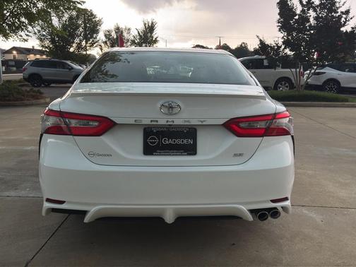 Super White 2018 Toyota Camry SE