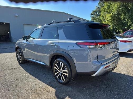 2025 Nissan Pathfinder Platinum FWD