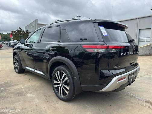 2025 Nissan Pathfinder Platinum FWD