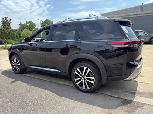 2025 Nissan Pathfinder Platinum FWD