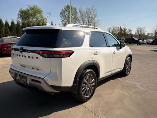 2023 Nissan Pathfinder SL 4WD