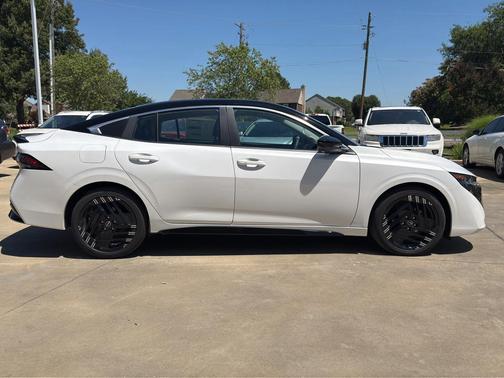 Aspen White Tricoat/Super Black 2026 Nissan Sentra SR
