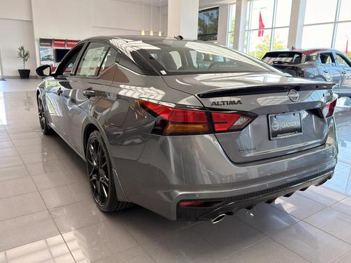 Gun Metallic/Super Black 2026 Nissan Altima SR FWD