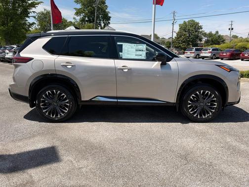 Champagne Silver Metallic/Super Black 2026 Nissan Rogue Platinum
