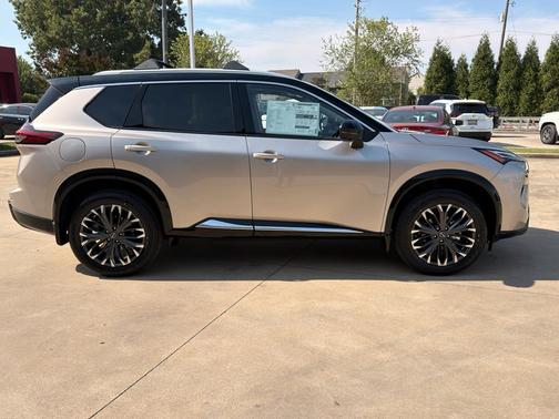Champagne Silver Metallic/Super Black 2026 Nissan Rogue Platinum