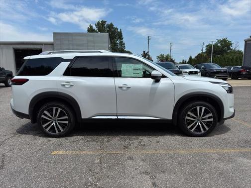 2025 Nissan Pathfinder Platinum FWD