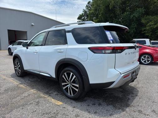 2025 Nissan Pathfinder Platinum FWD