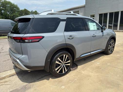 2025 Nissan Pathfinder Platinum FWD