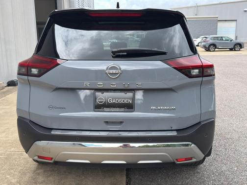 Boulder Gray Pearl/Super Black 2022 Nissan Rogue Platinum