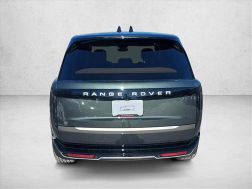 2026 Land Rover Range Rover P550e SE