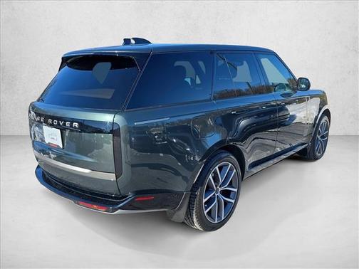 2026 Land Rover Range Rover P550e SE