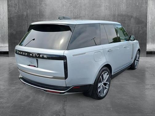 2025 Land Rover Range Rover P550e SE
