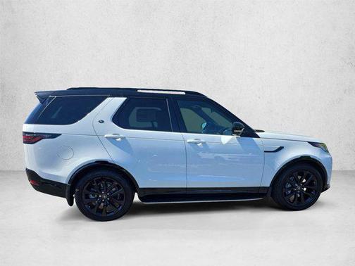 Fuji White 2026 Land Rover Discovery Dynamic SE