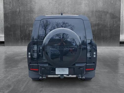 2025 Land Rover Defender V8