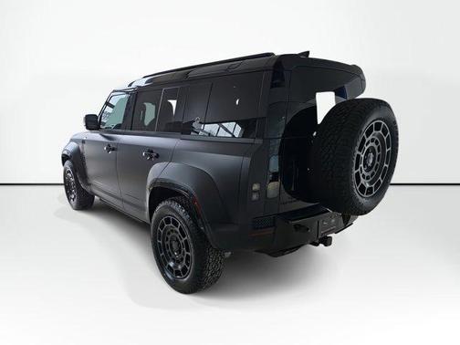 2026 Land Rover Defender P635 OCTA Black