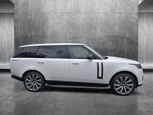 2025 Land Rover Range Rover P400 SE 7 Seat