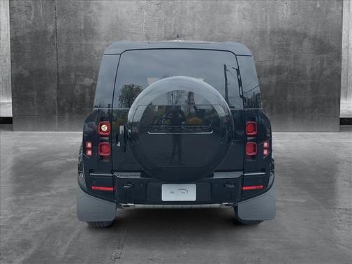 2025 Land Rover Defender 110 P400 X-Dynamic SE