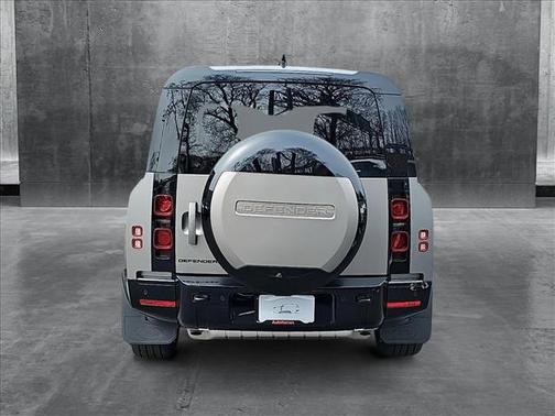 2025 Land Rover Defender 130 P400 X-Dynamic SE