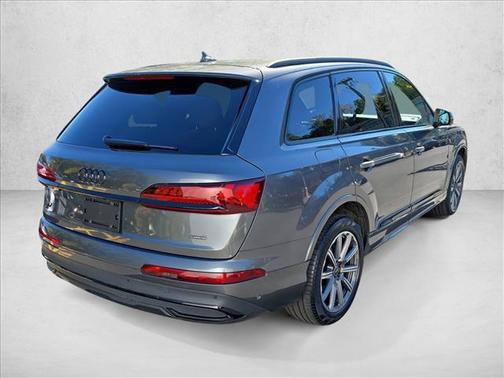 2022 Audi Q7 45 Premium Plus