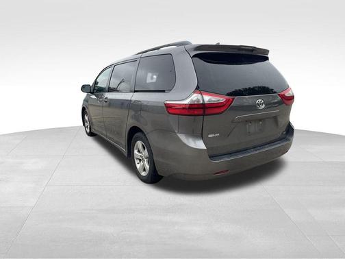 2018 Toyota Sienna LE
