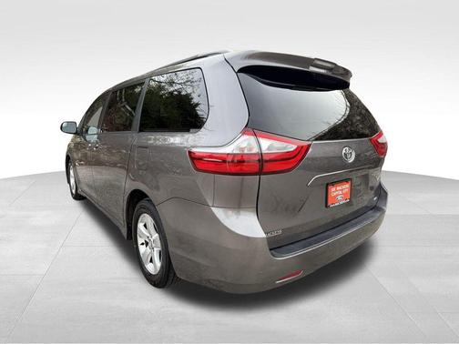 2018 Toyota Sienna LE