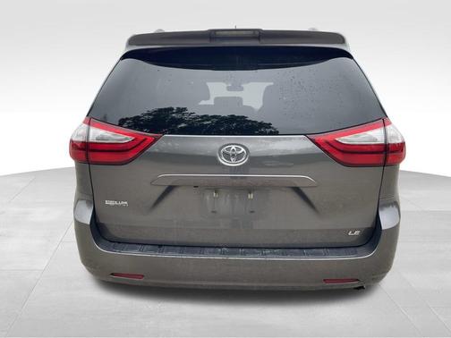 2018 Toyota Sienna LE
