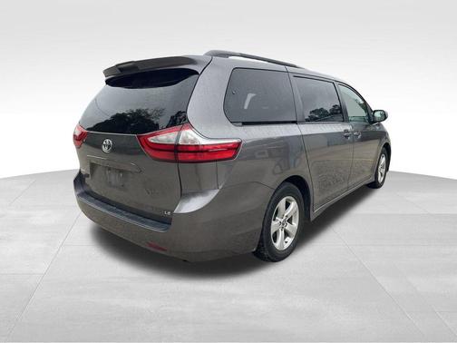 2018 Toyota Sienna LE
