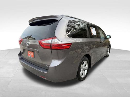2018 Toyota Sienna LE