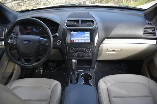 Photo 3 of 28 of 2019 Ford Explorer XLT