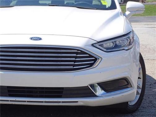 Photo 2 of 3 of 2018 Ford Fusion SE