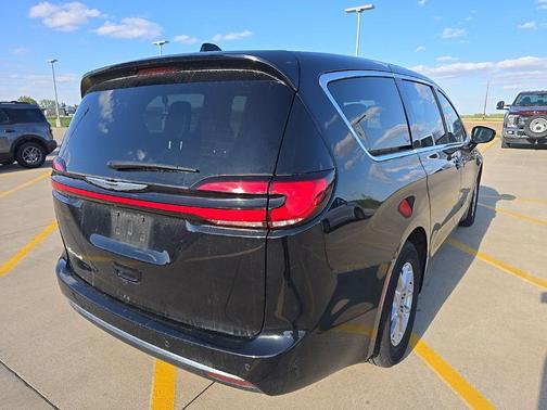 Diamond Black Crystal Pearlcoat 2025 Chrysler Pacifica L