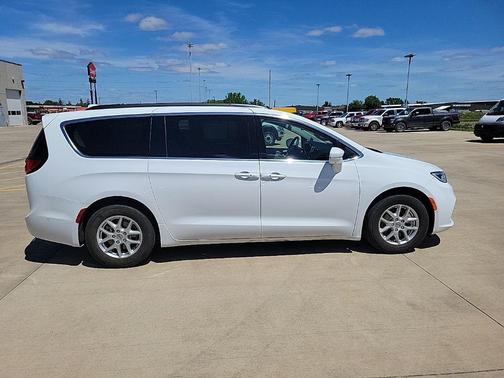 Bright White Clearcoat 2022 Chrysler Pacifica Touring L