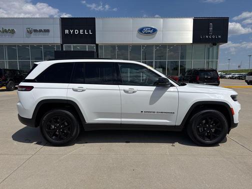 Bright White Clearcoat 2025 Jeep Grand Cherokee Altitude