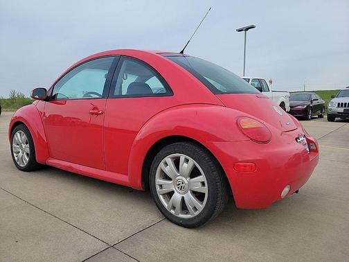 Uni-Red 2003 Volkswagen New Beetle GLS 1.8T