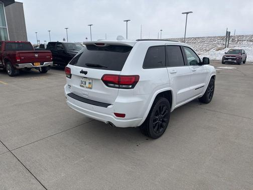 2022 Jeep Grand Cherokee Laredo
