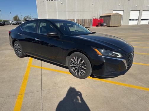 Super Black 2025 Nissan Altima 2.5 SV