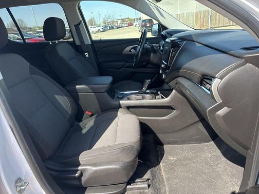 Summit White 2019 Chevrolet Traverse LT Cloth