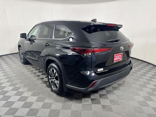Midnight Black Metallic 2025 Toyota Highlander XLE