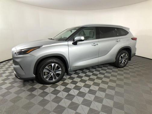 2022 Toyota Highlander Hybrid XLE