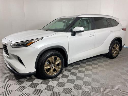 Wind Chill Pearl 2023 Toyota Highlander Hybrid Bronze Edition