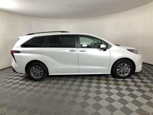 2022 Toyota Sienna XLE